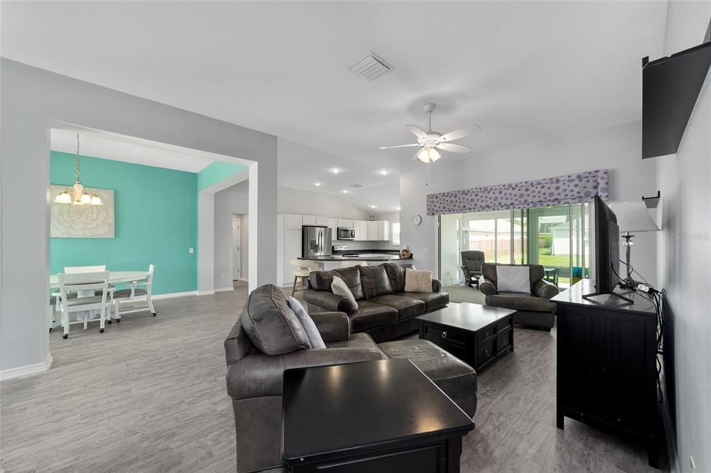 For Sale: $369,000 (3 beds, 2 baths, 1978 Square Feet)