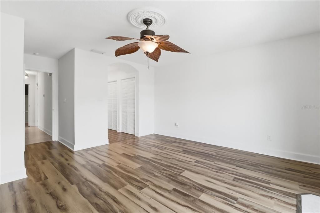 На продажу: $154,750 (2 спален, 2 ванн, 1584 Квадратных фут)