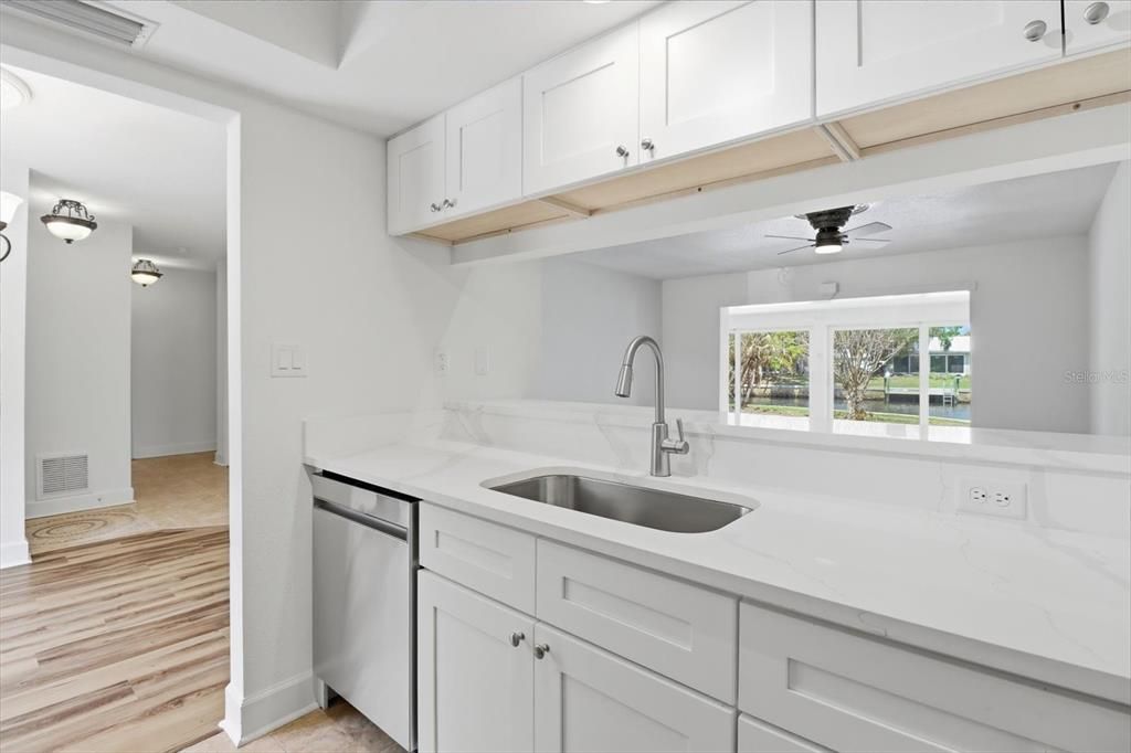 На продажу: $154,750 (2 спален, 2 ванн, 1584 Квадратных фут)