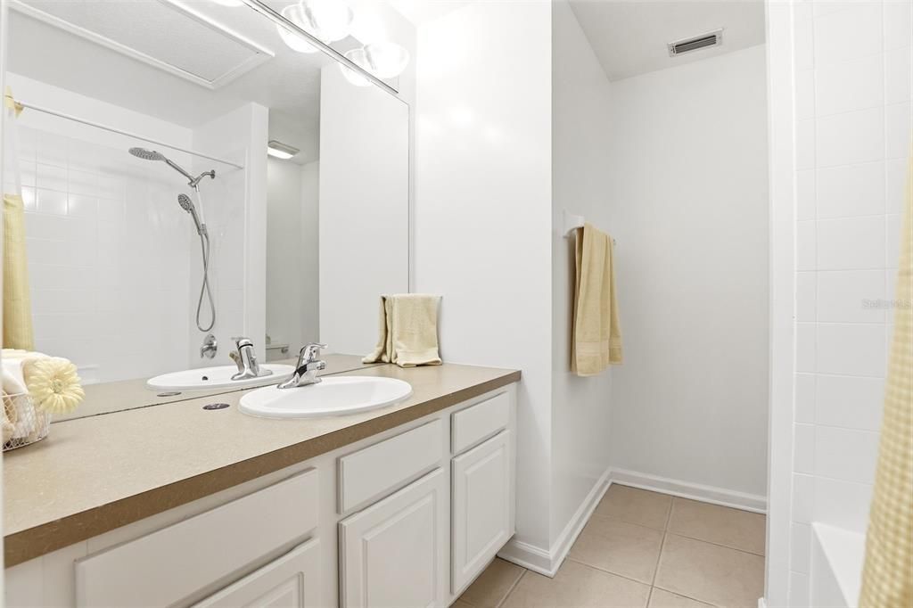 Activo con contrato: $225,000 (2 camas, 2 baños, 1138 Pies cuadrados)