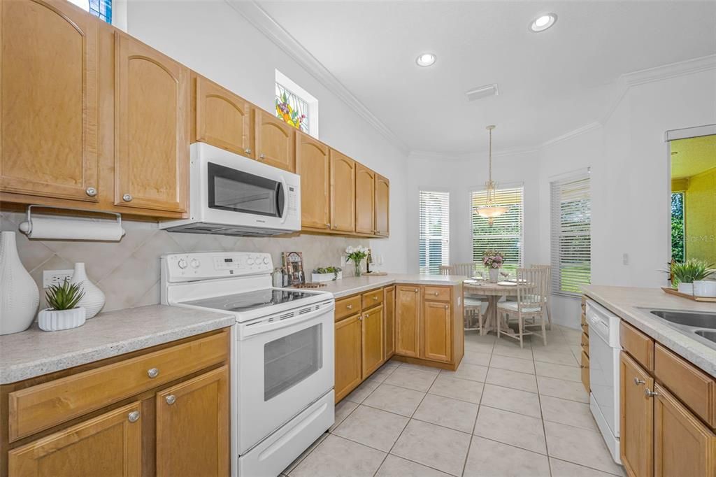 Activo con contrato: $389,900 (3 camas, 2 baños, 1683 Pies cuadrados)