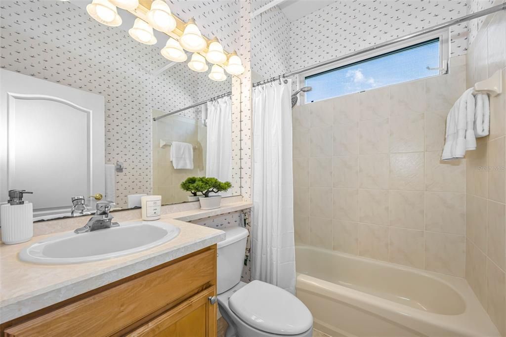 Activo con contrato: $389,900 (3 camas, 2 baños, 1683 Pies cuadrados)