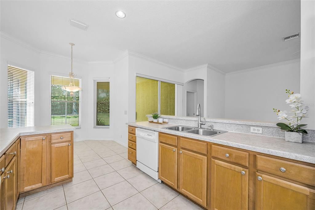Activo con contrato: $389,900 (3 camas, 2 baños, 1683 Pies cuadrados)