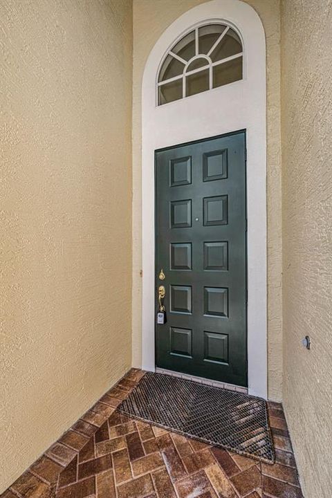 Activo con contrato: $389,900 (3 camas, 2 baños, 1683 Pies cuadrados)
