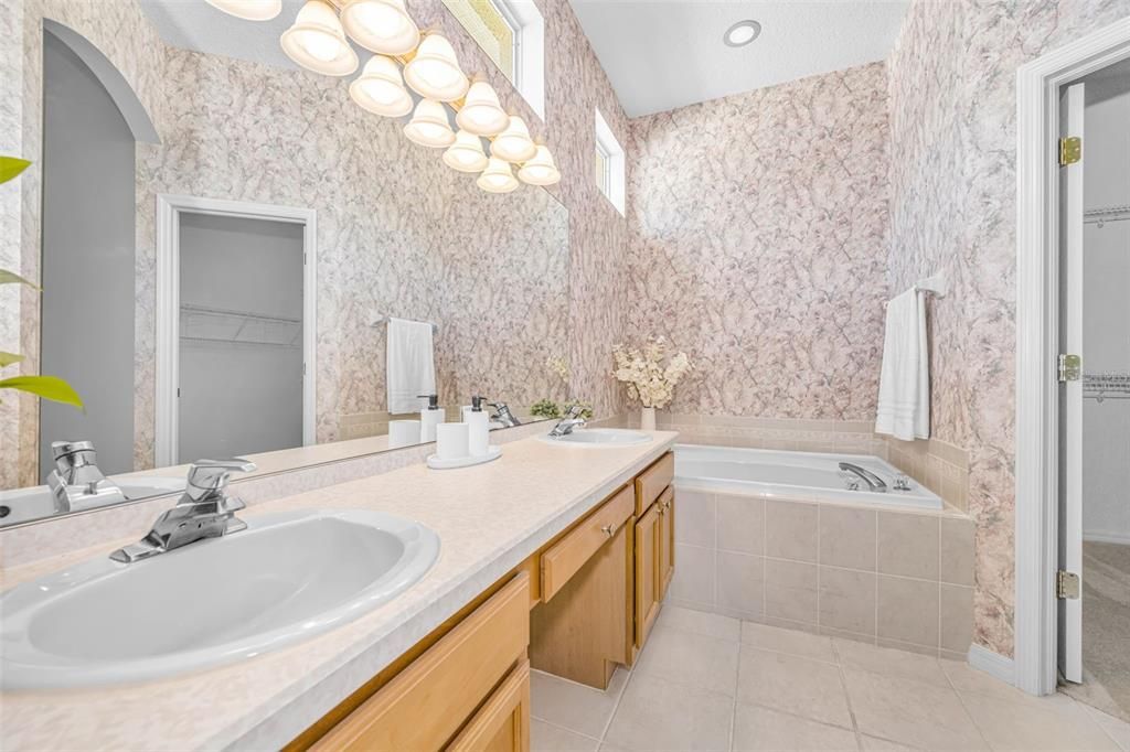 Activo con contrato: $389,900 (3 camas, 2 baños, 1683 Pies cuadrados)