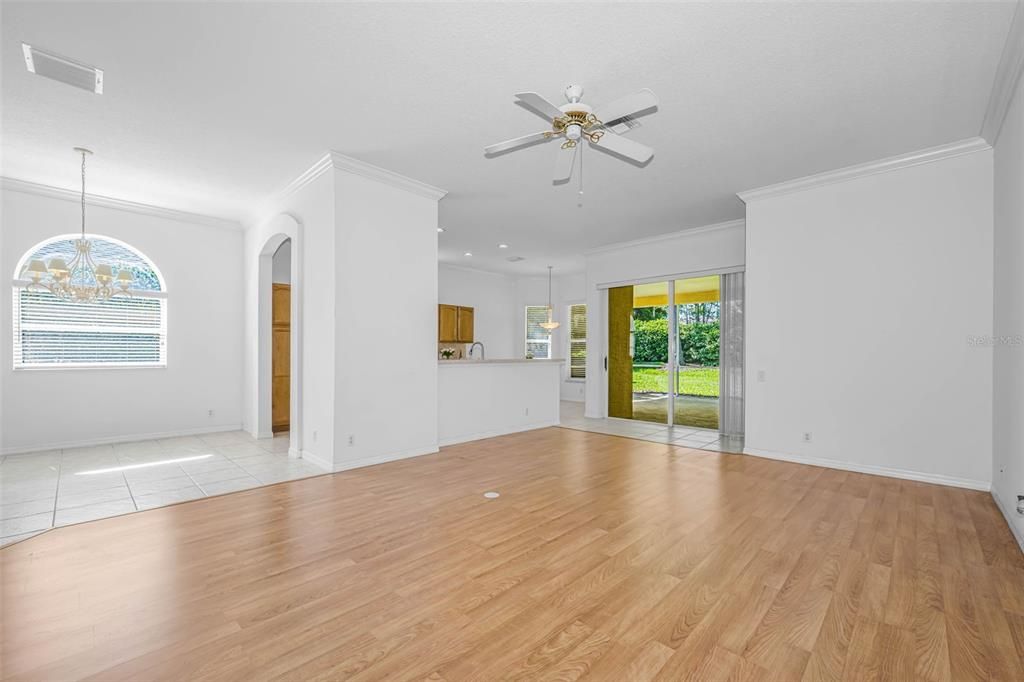 Activo con contrato: $389,900 (3 camas, 2 baños, 1683 Pies cuadrados)