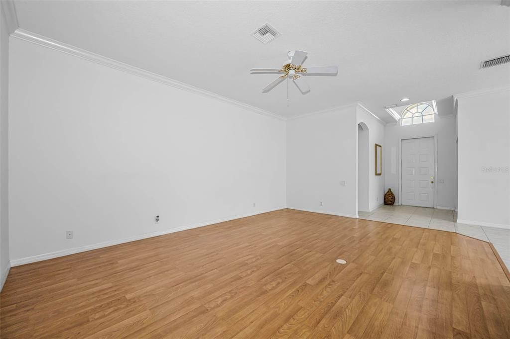 Activo con contrato: $389,900 (3 camas, 2 baños, 1683 Pies cuadrados)