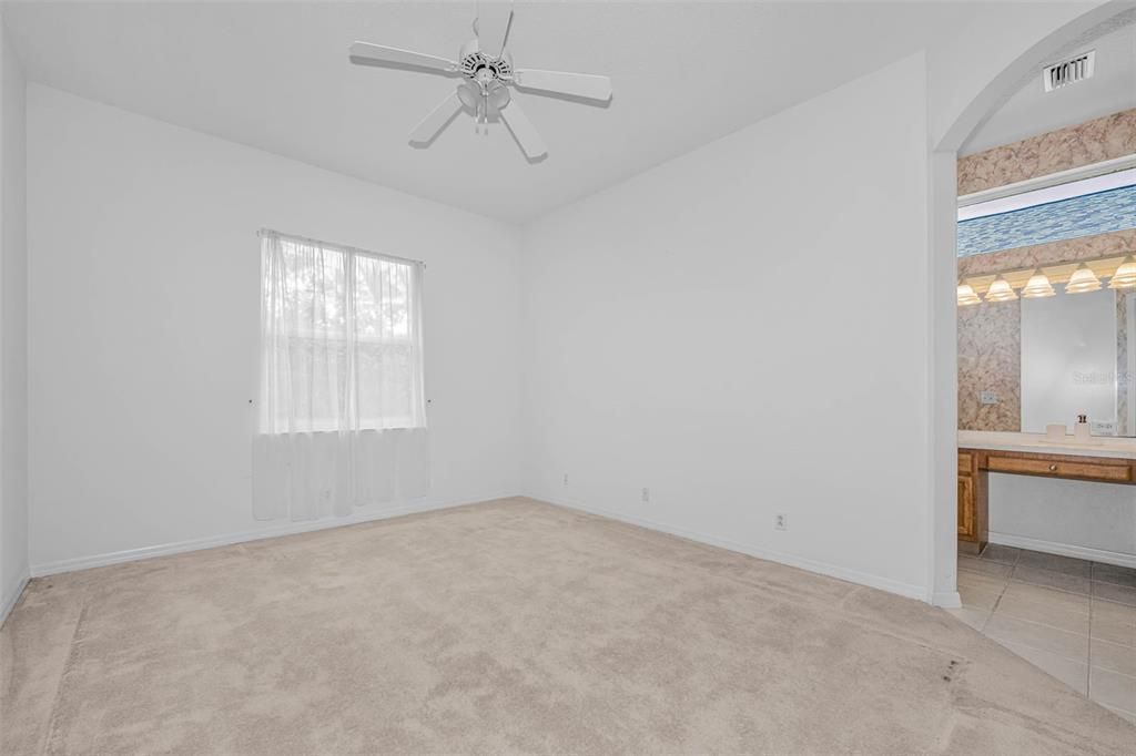 Activo con contrato: $389,900 (3 camas, 2 baños, 1683 Pies cuadrados)