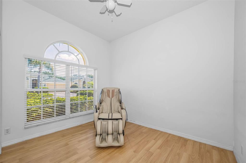 Activo con contrato: $389,900 (3 camas, 2 baños, 1683 Pies cuadrados)