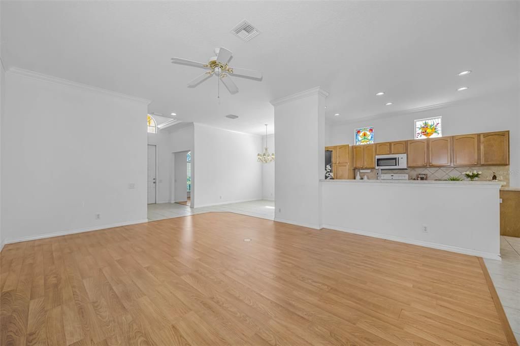 Activo con contrato: $389,900 (3 camas, 2 baños, 1683 Pies cuadrados)