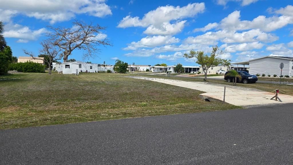 На продажу: $34,900 (0.24 acres)