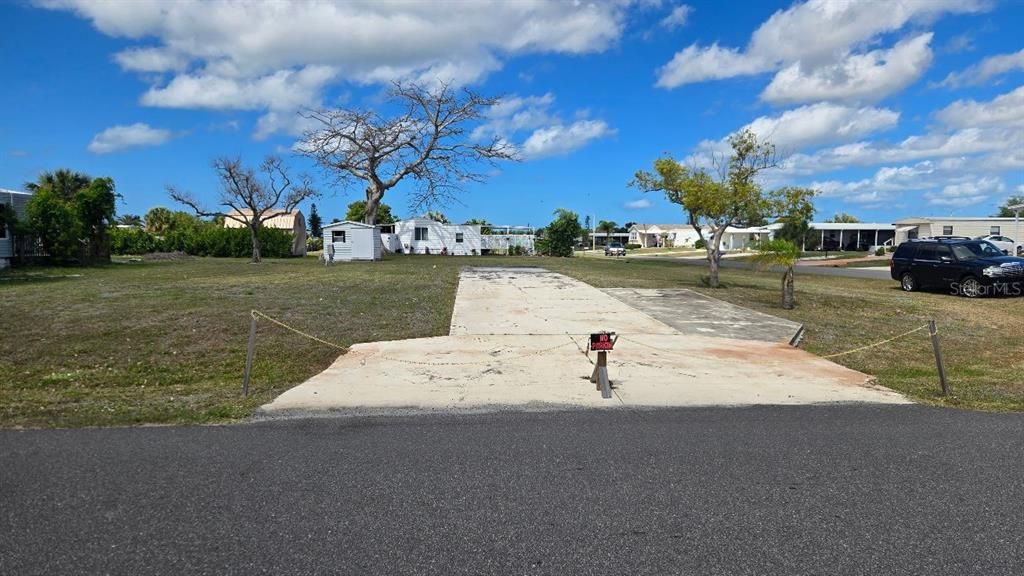 На продажу: $34,900 (0.24 acres)