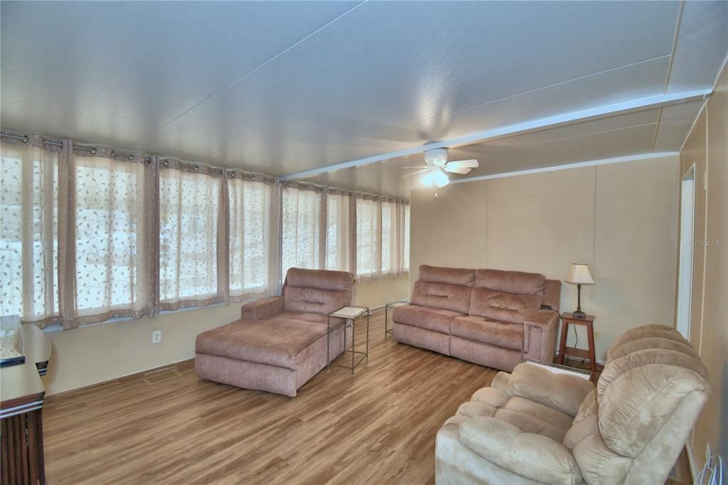For Sale: $189,900 (2 beds, 2 baths, 900 Square Feet)