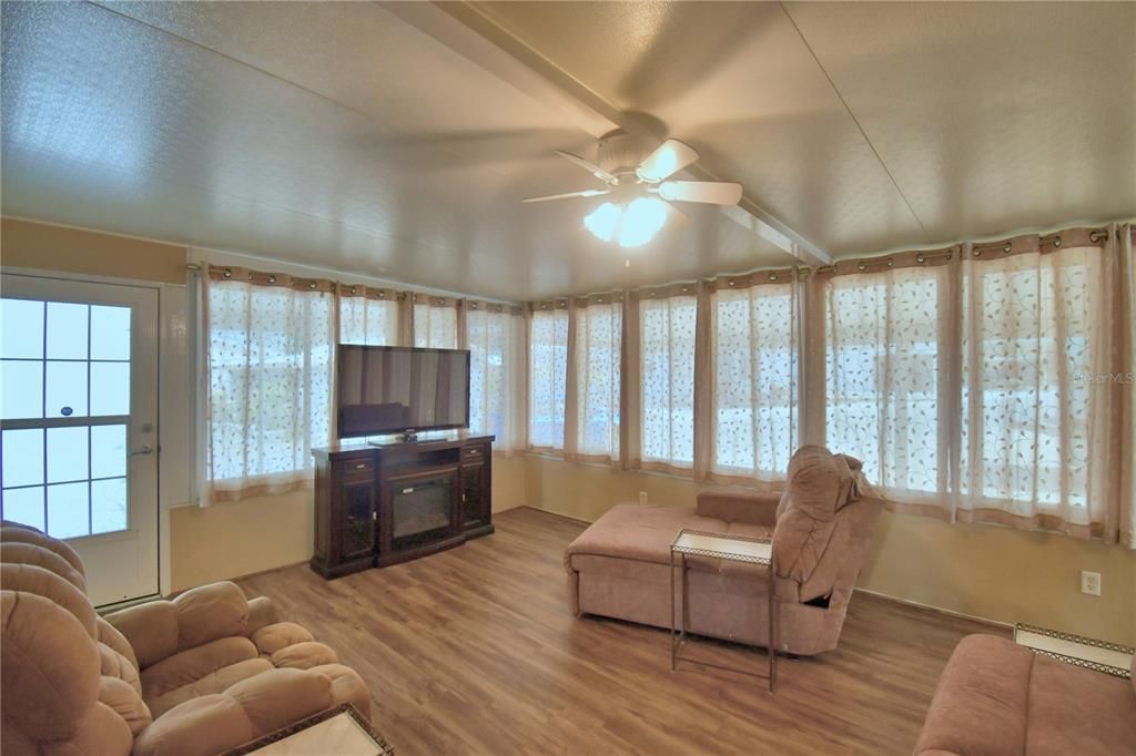For Sale: $189,900 (2 beds, 2 baths, 900 Square Feet)