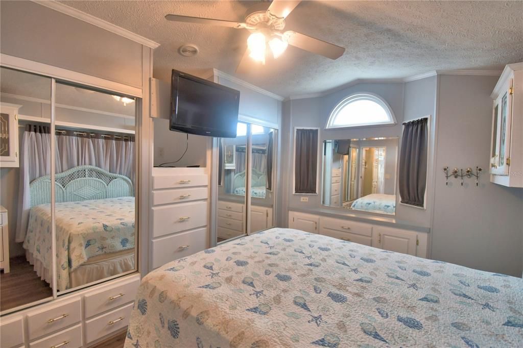 For Sale: $189,900 (2 beds, 2 baths, 900 Square Feet)