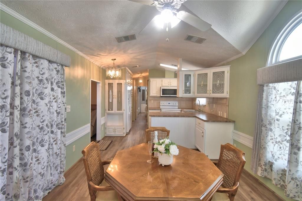 For Sale: $189,900 (2 beds, 2 baths, 900 Square Feet)