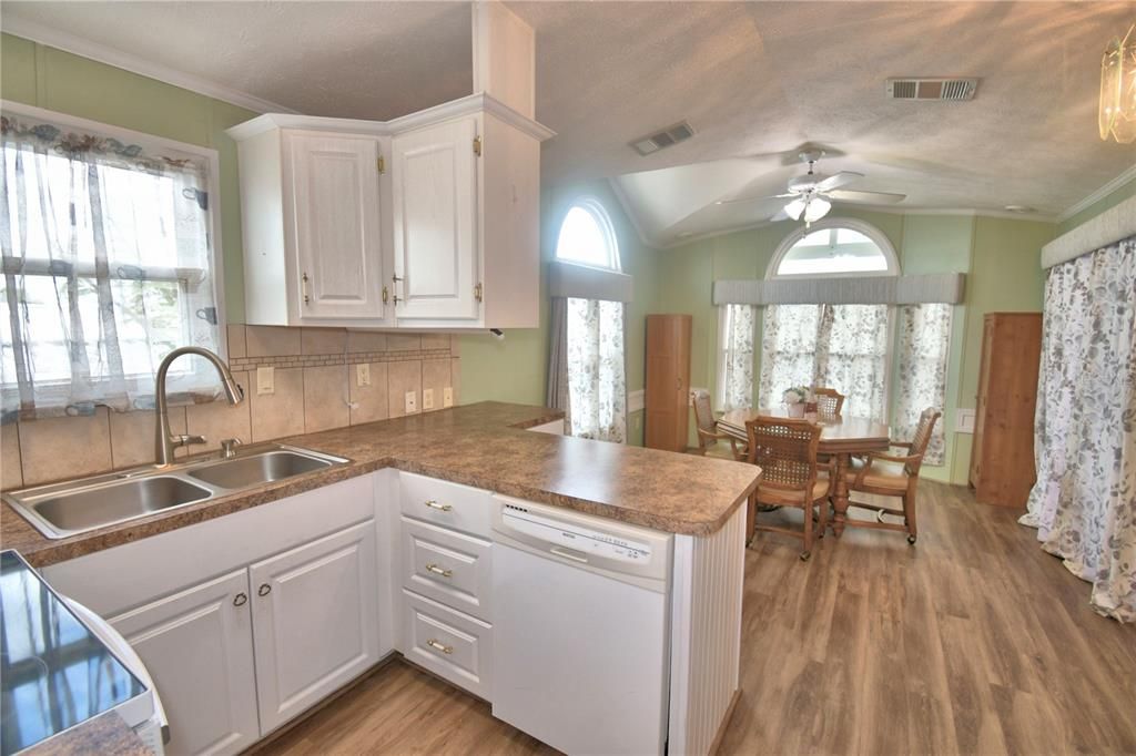 For Sale: $189,900 (2 beds, 2 baths, 900 Square Feet)