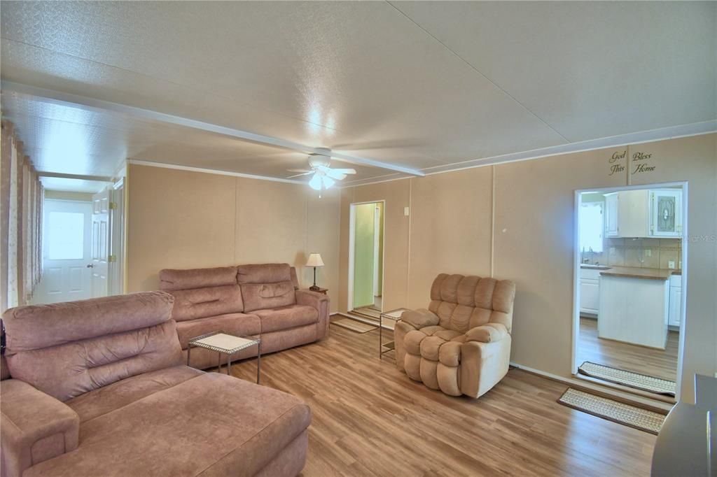 For Sale: $189,900 (2 beds, 2 baths, 900 Square Feet)