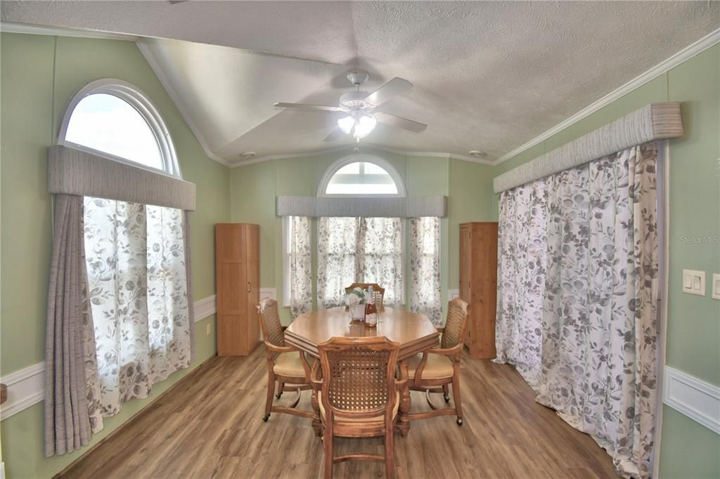 For Sale: $189,900 (2 beds, 2 baths, 900 Square Feet)
