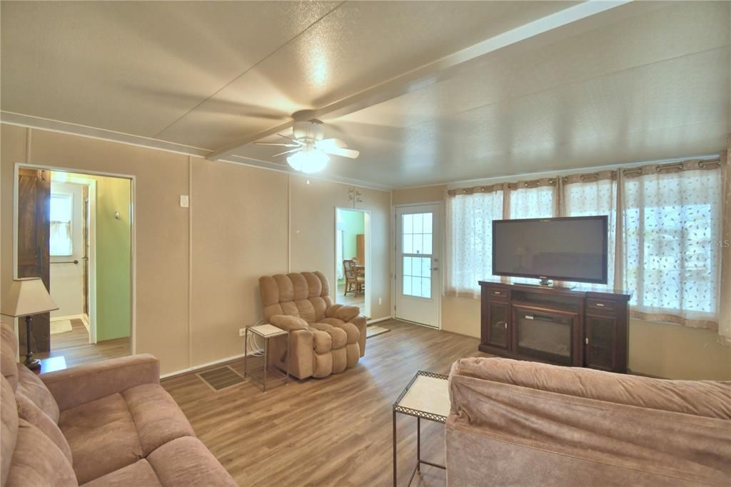 For Sale: $189,900 (2 beds, 2 baths, 900 Square Feet)