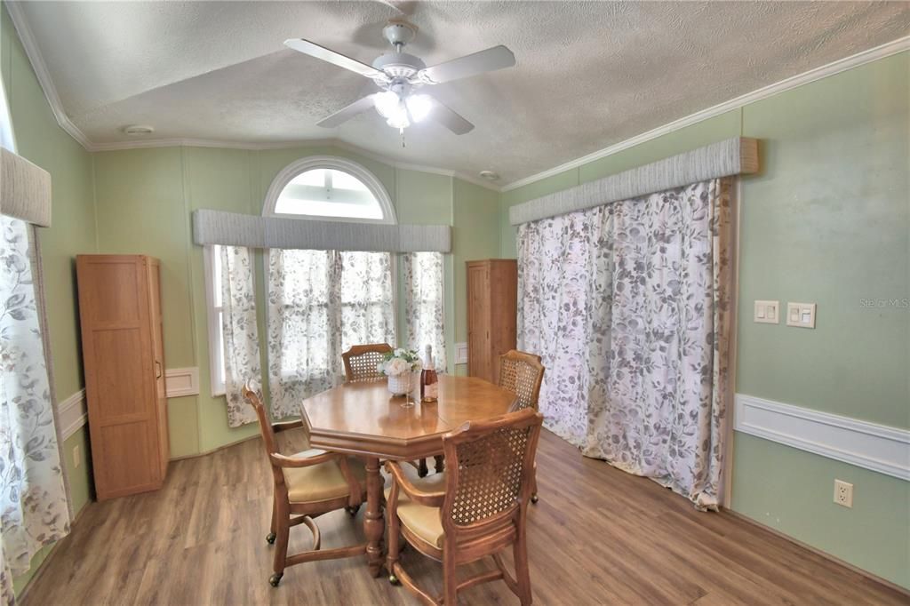 For Sale: $189,900 (2 beds, 2 baths, 900 Square Feet)