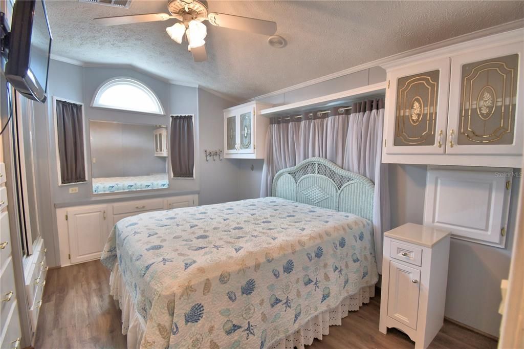 For Sale: $189,900 (2 beds, 2 baths, 900 Square Feet)