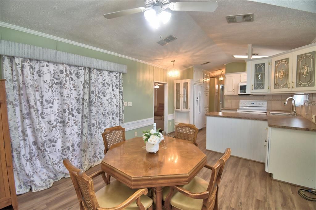 For Sale: $189,900 (2 beds, 2 baths, 900 Square Feet)