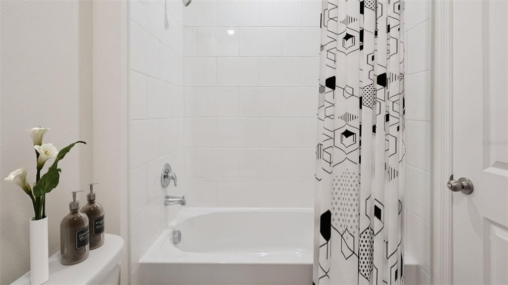 Activo con contrato: $411,990 (4 camas, 3 baños, 2336 Pies cuadrados)