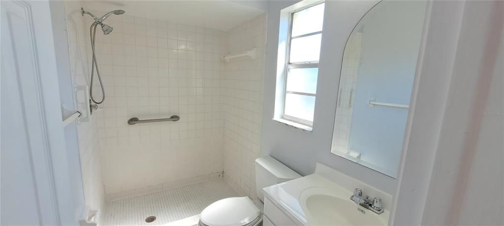 Activo con contrato: $285,000 (3 camas, 2 baños, 1218 Pies cuadrados)