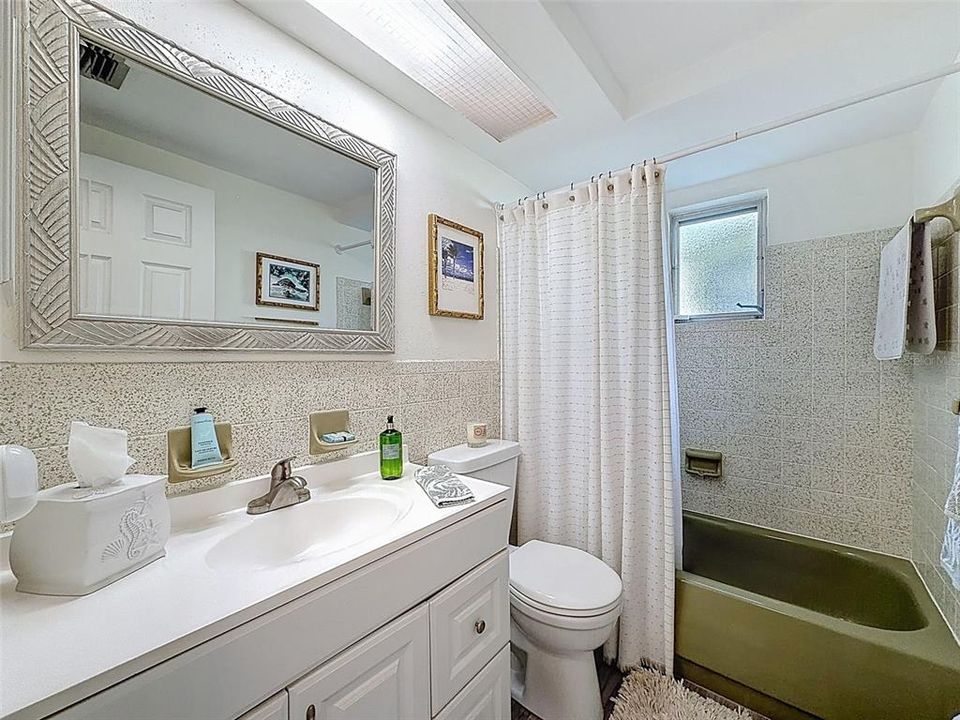 Active With Contract: $390,000 (2 beds, 2 baths, 1294 Square Feet)