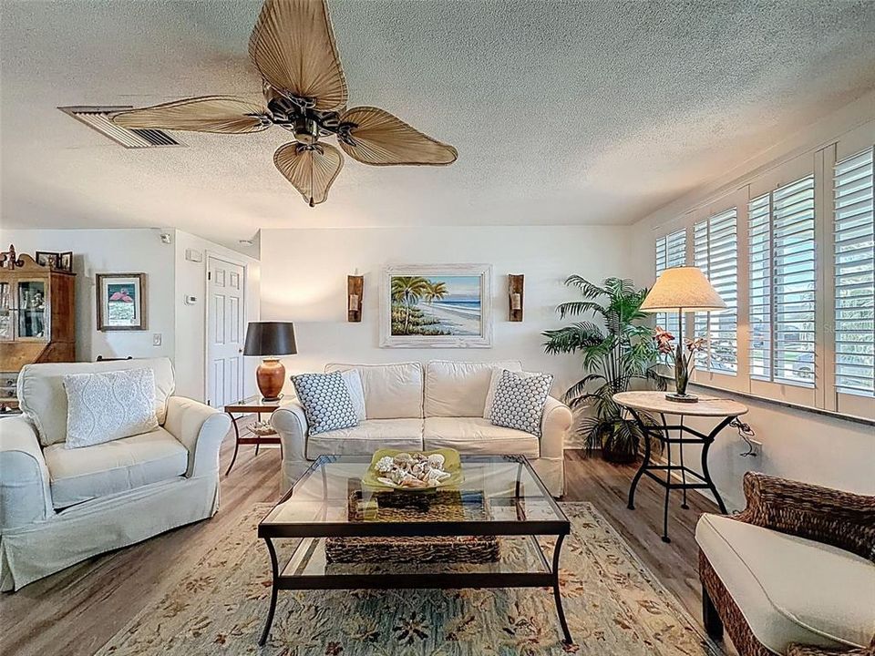 Active With Contract: $390,000 (2 beds, 2 baths, 1294 Square Feet)
