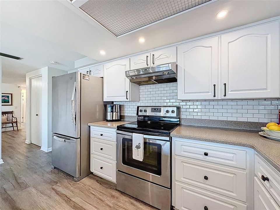 Active With Contract: $390,000 (2 beds, 2 baths, 1294 Square Feet)
