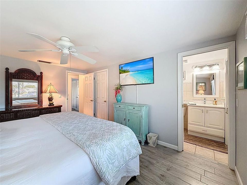 Active With Contract: $390,000 (2 beds, 2 baths, 1294 Square Feet)