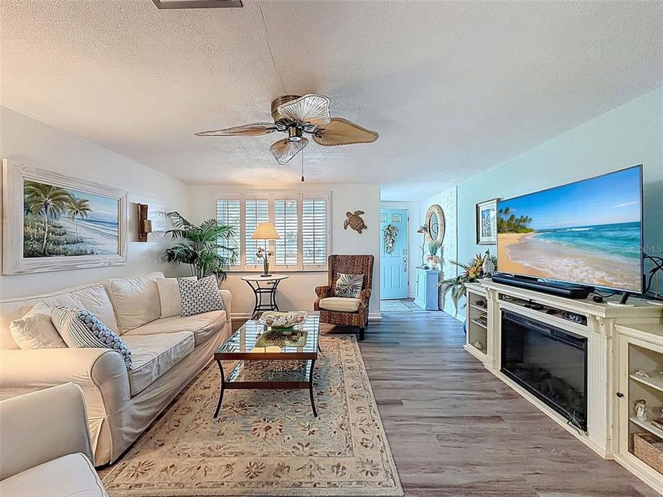 Active With Contract: $390,000 (2 beds, 2 baths, 1294 Square Feet)