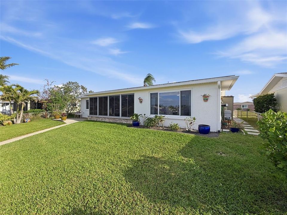 Active With Contract: $390,000 (2 beds, 2 baths, 1294 Square Feet)