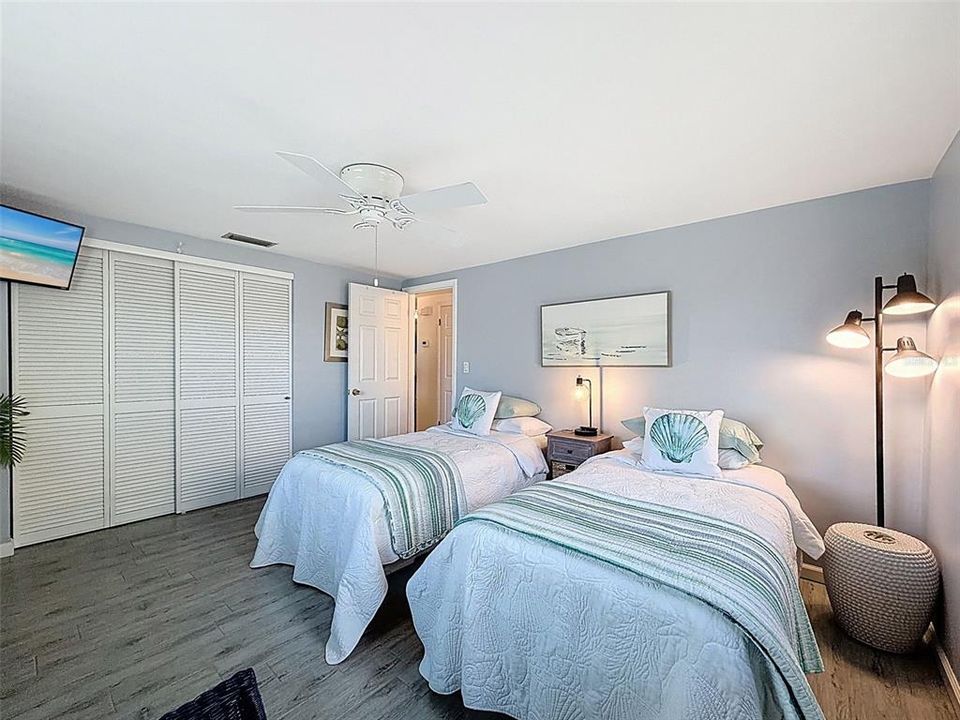 Active With Contract: $390,000 (2 beds, 2 baths, 1294 Square Feet)
