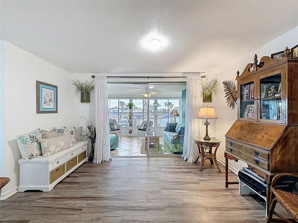 Active With Contract: $390,000 (2 beds, 2 baths, 1294 Square Feet)
