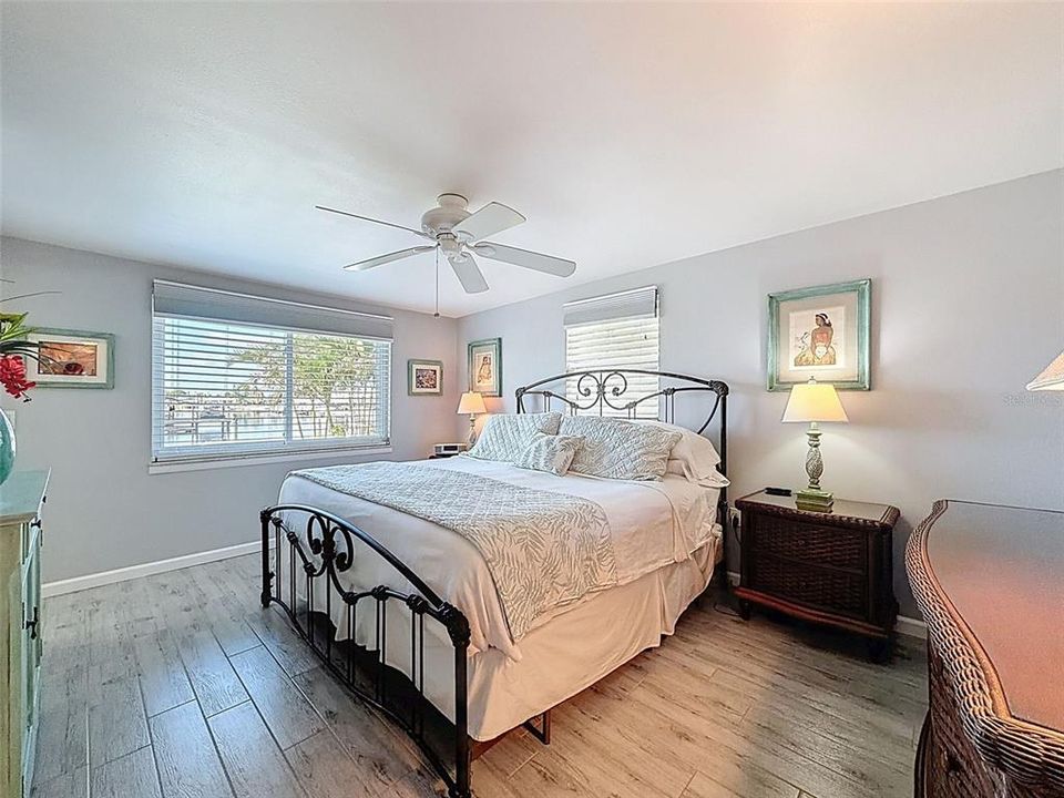 Active With Contract: $390,000 (2 beds, 2 baths, 1294 Square Feet)