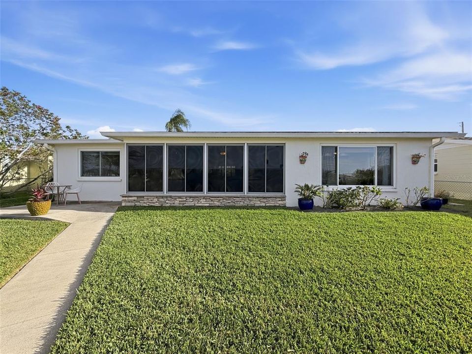 Active With Contract: $390,000 (2 beds, 2 baths, 1294 Square Feet)