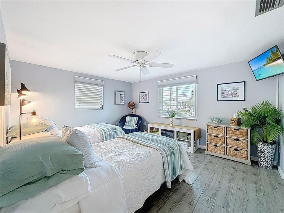 Active With Contract: $390,000 (2 beds, 2 baths, 1294 Square Feet)