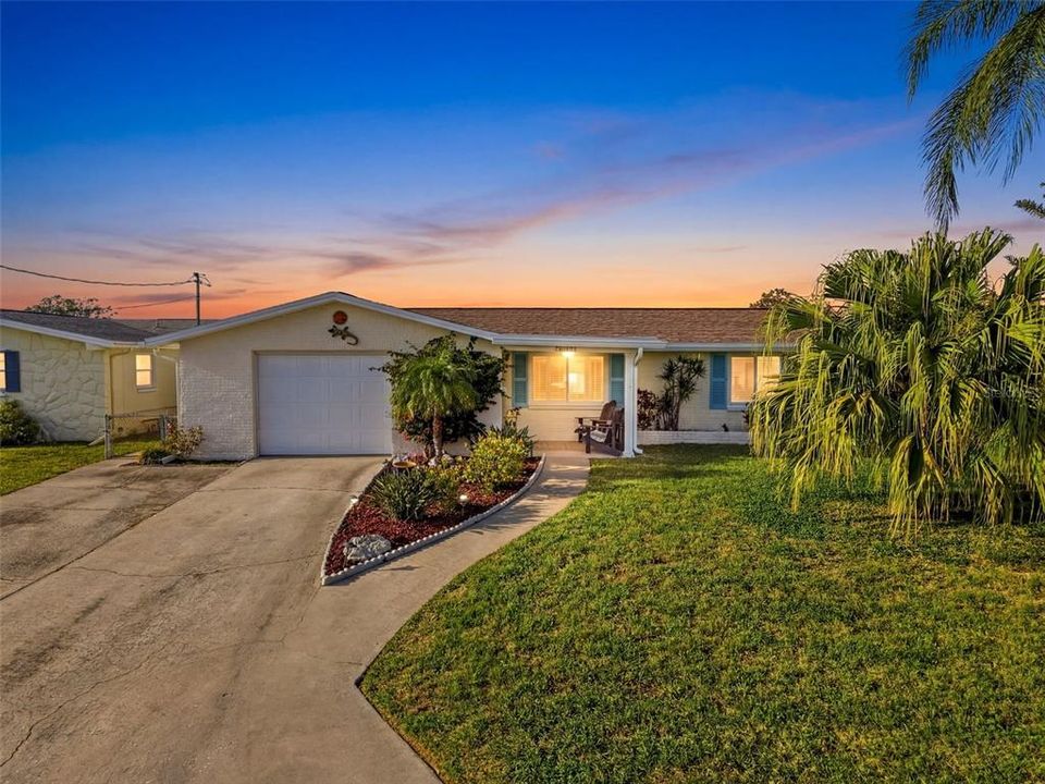 Active With Contract: $390,000 (2 beds, 2 baths, 1294 Square Feet)