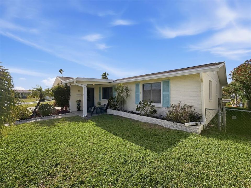 Active With Contract: $390,000 (2 beds, 2 baths, 1294 Square Feet)