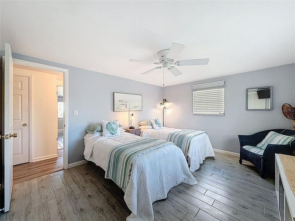 Active With Contract: $390,000 (2 beds, 2 baths, 1294 Square Feet)
