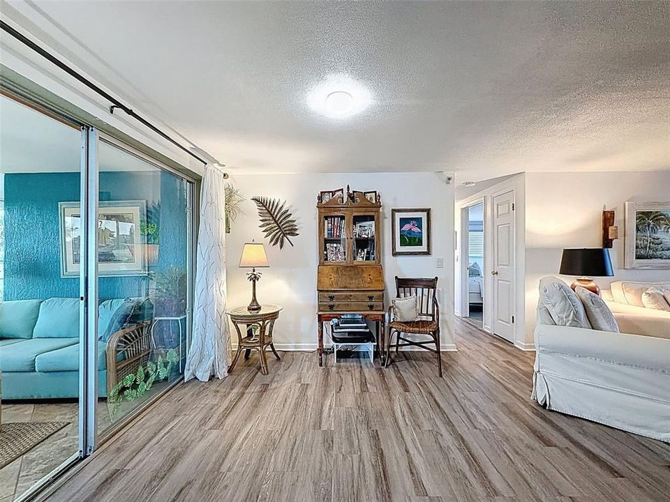 Active With Contract: $390,000 (2 beds, 2 baths, 1294 Square Feet)
