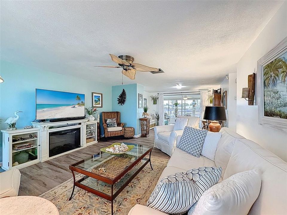 Active With Contract: $390,000 (2 beds, 2 baths, 1294 Square Feet)