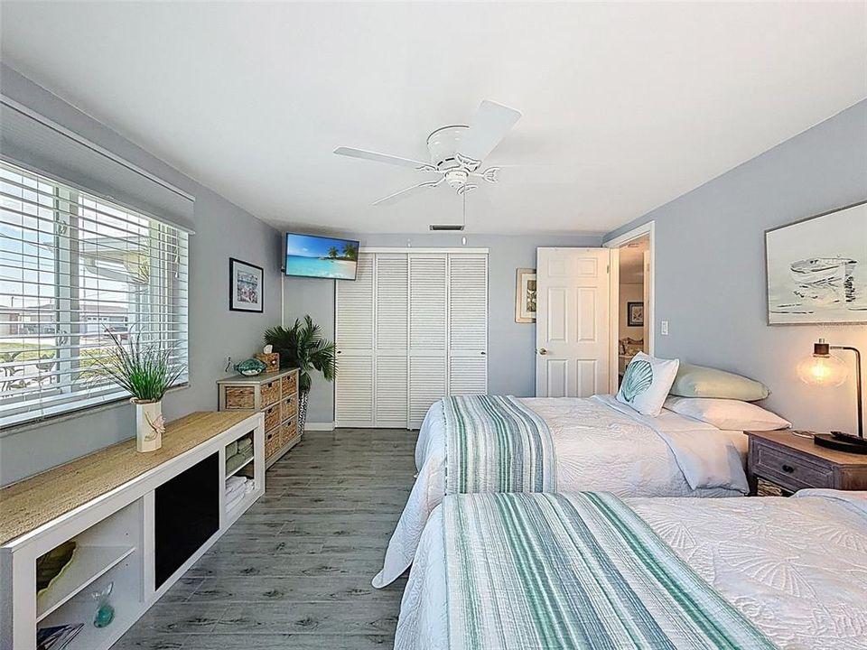 Active With Contract: $390,000 (2 beds, 2 baths, 1294 Square Feet)