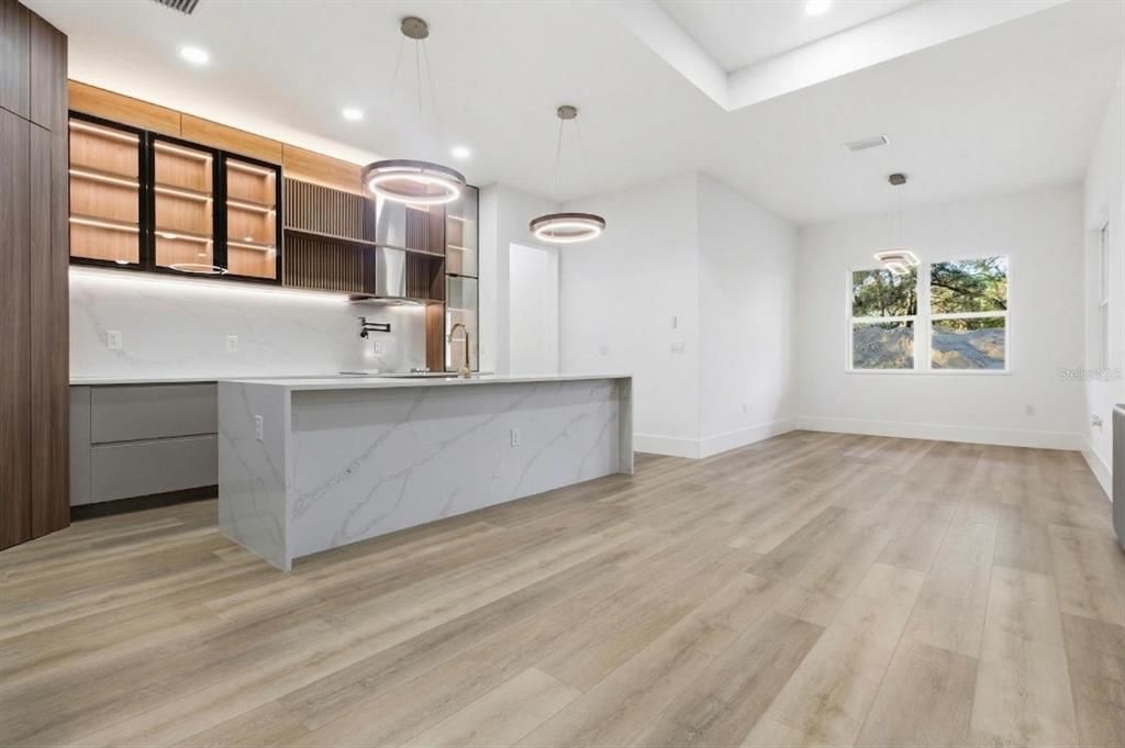 Activo con contrato: $575,000 (4 camas, 3 baños, 2405 Pies cuadrados)