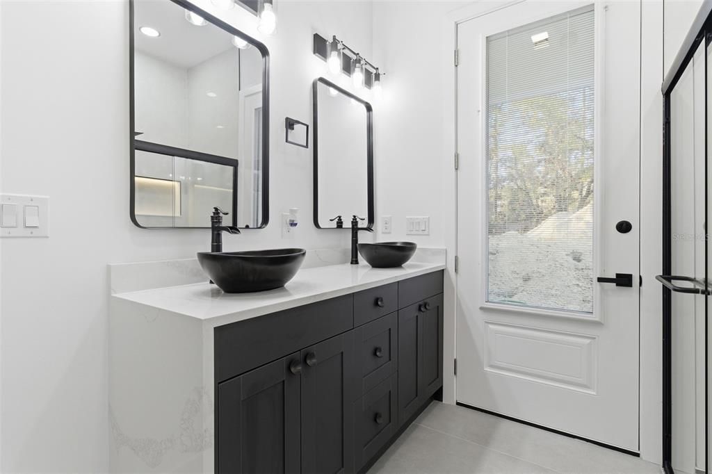 Activo con contrato: $575,000 (4 camas, 3 baños, 2405 Pies cuadrados)