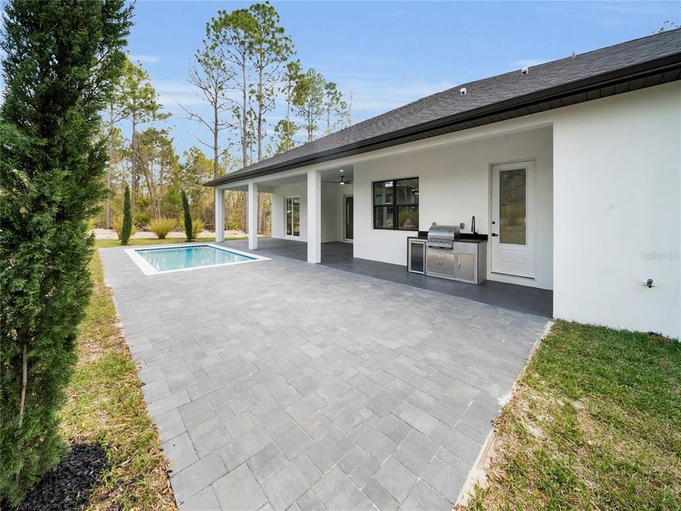 Activo con contrato: $575,000 (4 camas, 3 baños, 2405 Pies cuadrados)