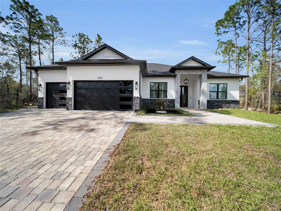 Activo con contrato: $575,000 (4 camas, 3 baños, 2405 Pies cuadrados)